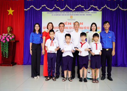 Công ty TNHH TMDV Đại Đức Tài trao tặng suất học bổng "Tiếp sức em đến trường" tại Trường tiểu học Phú Tân
