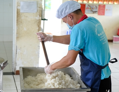 Hình ảnh công nhân nấu cơm 