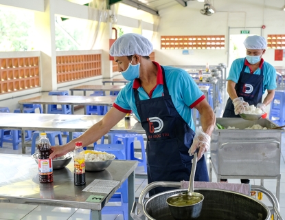 Hoạt động chia canh bếp ăn 