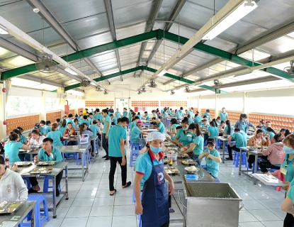 Hình ảnh hoạt động công nhân dùng cơm 