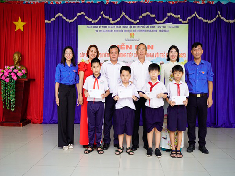 Suất ăn công nghiệp Đại Đức Tài trao học bổng tại trường Tiểu học Phú Tân